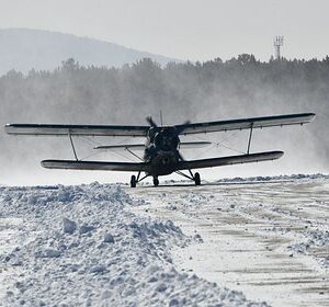 В-России-пассажирский-самолет-приземлился-на-замерзшую-реку