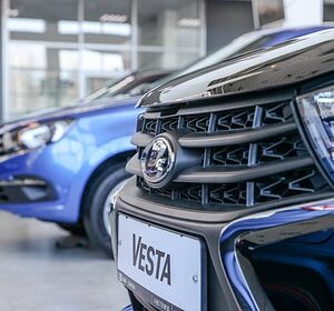 В-гараж-Госдумы-поступили-отечественные-машины-lada-vesta-для-депутатов