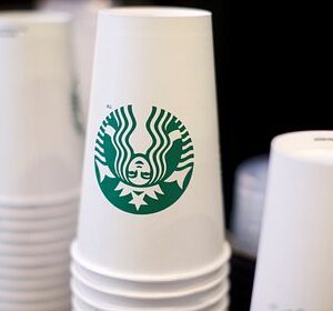 В-Турции-телеведущую-уволили-из-за-стакана-starbucks