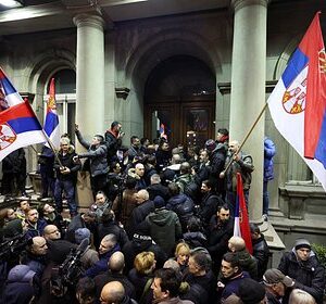 Протестующие-пошли-на-штурм-администрации-Белграда