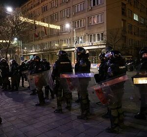 Полиция-разогнала-протестующих-в-центре-Белграда