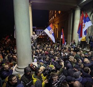 Вучич-заявил-о-задержании-35-человек-в-ходе-беспорядков-в-Белграде