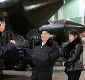 Ким-Чен-Ын-с-дочерью-посетили-завод-по-производству-ракетных-установок