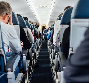 Пассажир-захотел-заняться-сексом-в-самолете-с-двумя-стюардессами-и-был-арестован