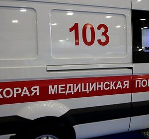 В-Петербурге-двое-мужчин-рухнули-на-пенсионерку-с-эскалатора-в-метро