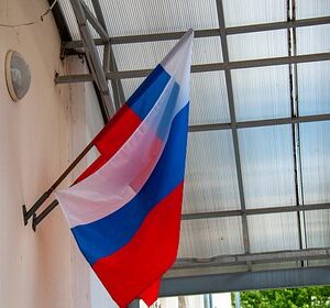 Колледжи-и-вузы-России-захотели-обязать-вывесить-на-зданиях-государственный-флаг