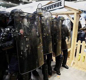 Полиция-начала-задерживать-прорвавшихся-на-сельхозвыставку-в-Париже-протестующих