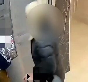 Россиянка-избила-мальчика-в-лифте-и-попала-на-видео