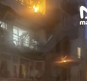 Горящий-после-взрыва-беспилотника-жилой-дом-в-Петербурге-сняли-на-видео