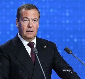 Медведев-назвал-Байдена-редким-идиотом-за-оговорку-об-Украине