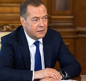 Медведев-оценил-решение-Макрона-отложить-визит-в-Киев