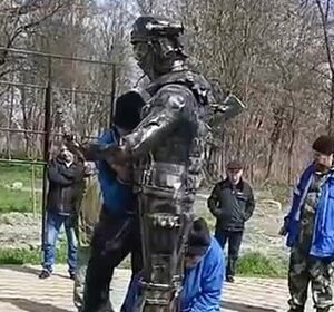 В-России-снесли-памятник-бойцам-СВО