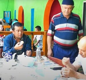 Россиянин-описал-обед-в-горах-Таджикистана-фразой-«настоящее-гостеприимство»