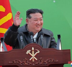 Ким-Чен-Ын-изучил-макет-Сеула-и-призвал-безупречно-подготовиться-к-войне
