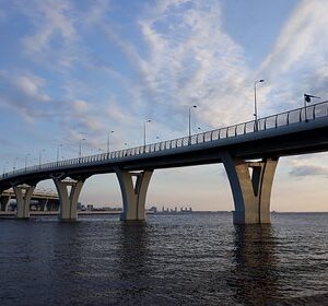 Голая-девушка-прыгнула-с-19-метрового-моста-в-Петербурге