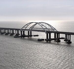 На-Крымском-мосту-временно-перекрыли-движение-транспорта