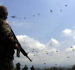 Более-десяти-солдат-пострадали-на-учениях-НАТО-во-время-прыжка-с-парашютами