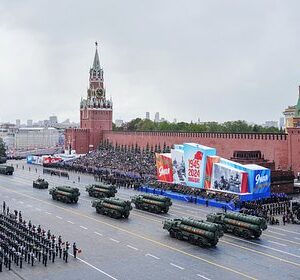 Парад-Победы-в-Москве-впервые-в-истории-прошел-под-сильным-снегопадом