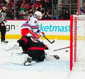Панарин-забросил-победную-шайбу-в-овертайме-в-матче-плей-офф-НХЛ