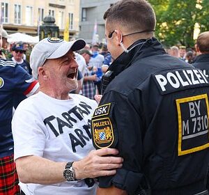 В-немецкой-полиции-призвали-английских-болельщиков-употреблять-наркотики-вместо-алкоголя