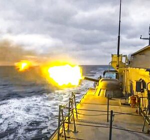 Корабли-ТОФ-поразили-артиллерией-воздушные-цели-на-учениях