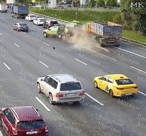 Грузовик-протаранил-несколько-легковых-автомобилей-в-Москве