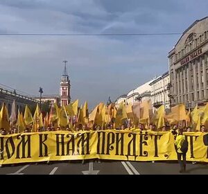 Шествие-с-лозунгом-«Мы-русские-—-с-нами-Бог»-и-флагами-«Вагнера»-прошло-в-Петербурге