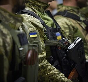 На-Украине-сотрудник-военкомата-избил-мужчину-при-вручении-повестки