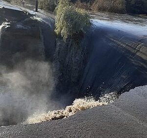 Прорыв-дамбы-в-российском-регионе-привел-к-разрушению-дороги